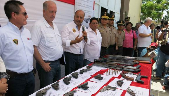 Ministro participa en la entrega de armas por campaña de pacificación