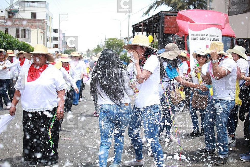 Organizan por primera vez un pasacalle de carnavales en Mariano Melgar (FOTOS)
