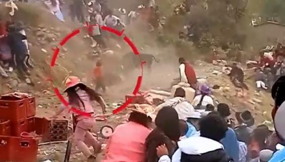 Toro escapa de ruedo y mujer y niño reciben cornada en Huancavelica.  (Captura: América Noticias)