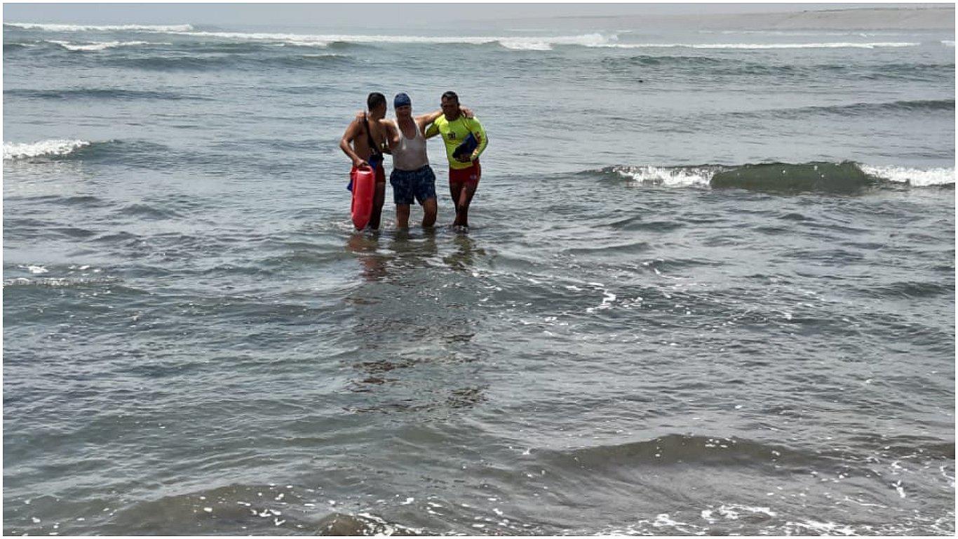 Salvavidas rescatan a tres bañistas de morir ahogados