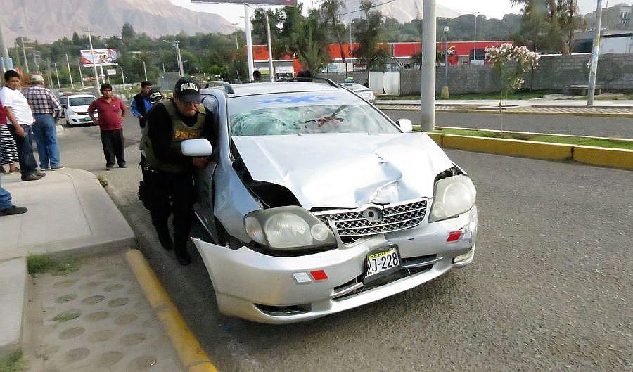 Un herido deja choque entre taxi y combi con pasajeros 