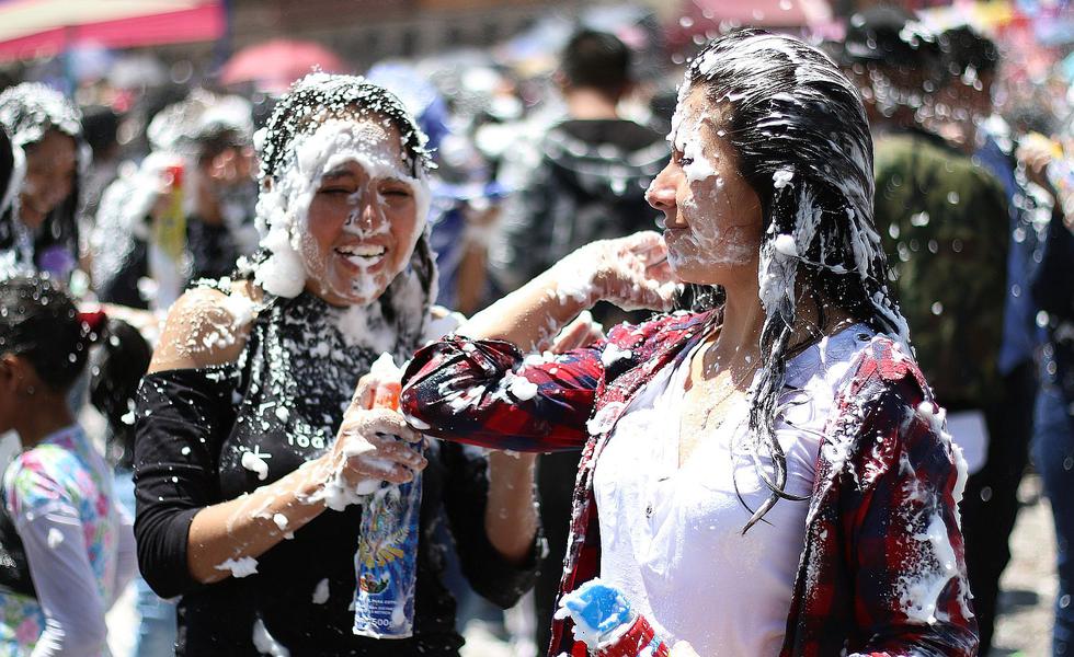 Cusqueños y turistas celebraron así el último día de Carnavales (FOTOS)