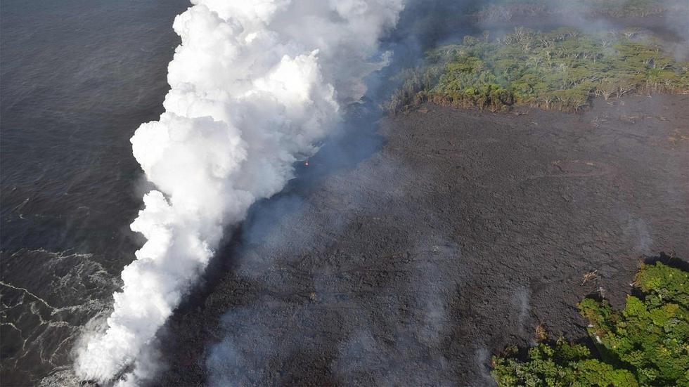 Lava del volcán Kilauea llega al Océano Pacífico y crea una nube tóxica sobre Hawái (GALERÍA)