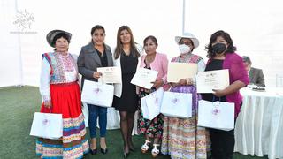 Realizan reconocimiento público a 100 mujeres líderes de la región Arequipa