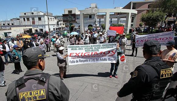 Arequipa: 67 docentes fallecieron esperando  el pago de la deuda social