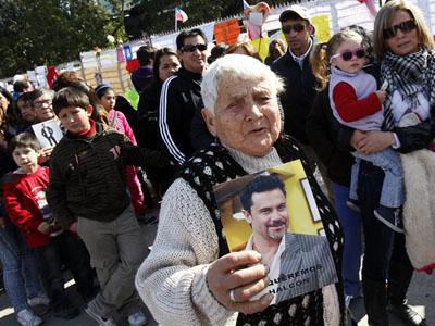 Multitudinario adiós al presentador chileno Felipe Camiroaga