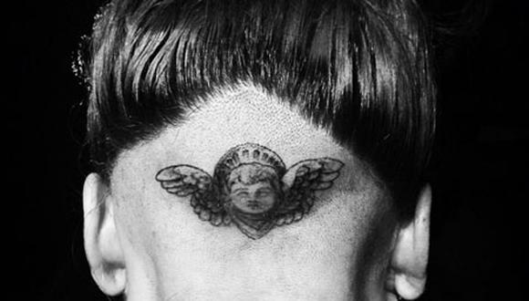 Lady Gaga se tatúa en la cabeza el rostro de un niño con alas