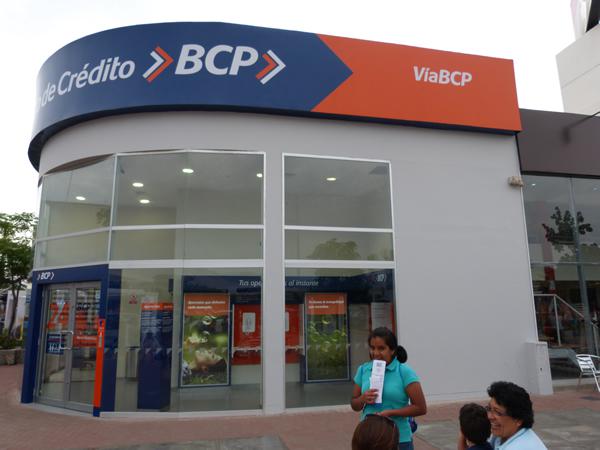 Hombre denuncia que fue discriminado en cola preferencial de conocido banco 