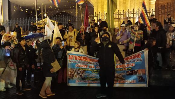 Protestantes llegaron hasta la Plaza de Armas para también pedir la salida de todo el Congreso. (FOTO: Yorch Huamaní)