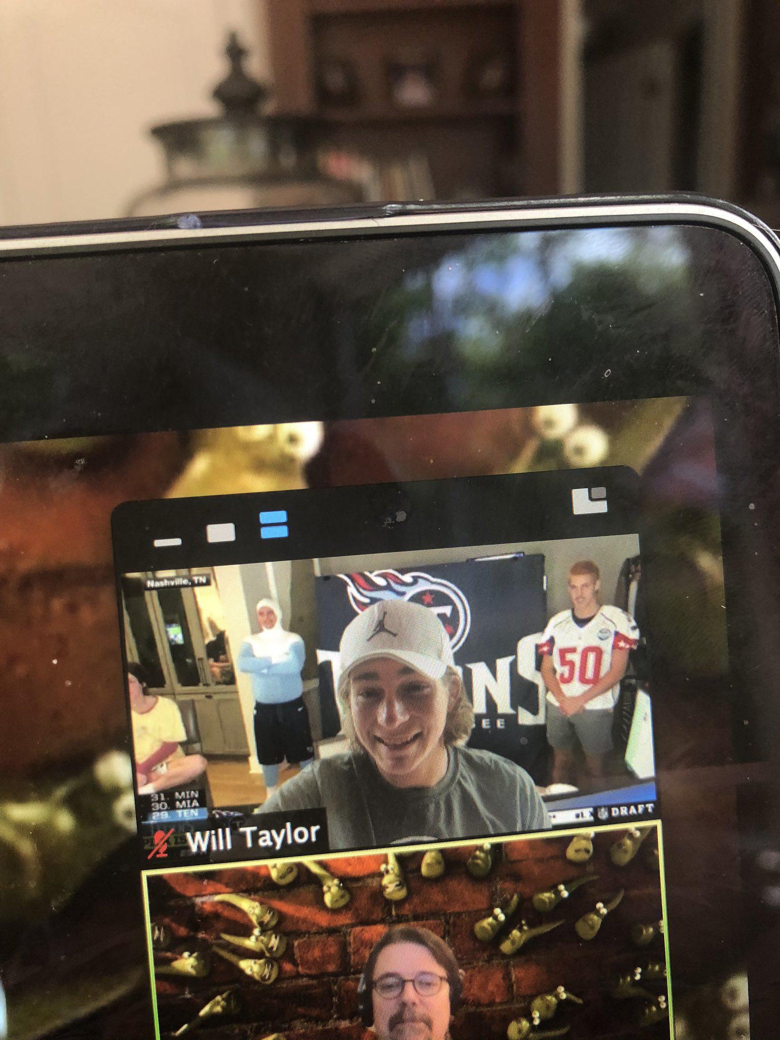 NFL Draft: entrenador Mike Vrabel vivió embarazoso momento en vivo. (Foto: Titans / Captura)