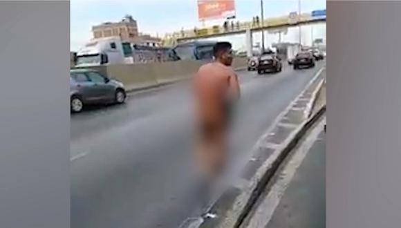 ​Transeúntes capturan a un ladrón en la Panamericana Norte y terminaron desnudándolo (VIDEO)