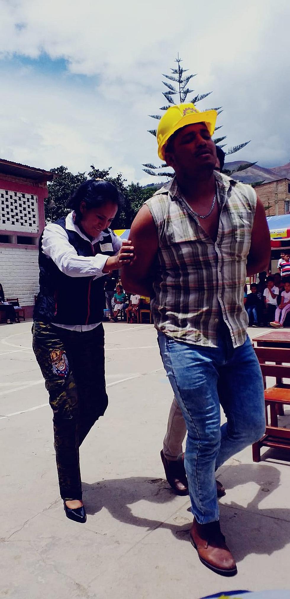 Docente y alumnos de la UDH enseñan a escolares sus derechos 