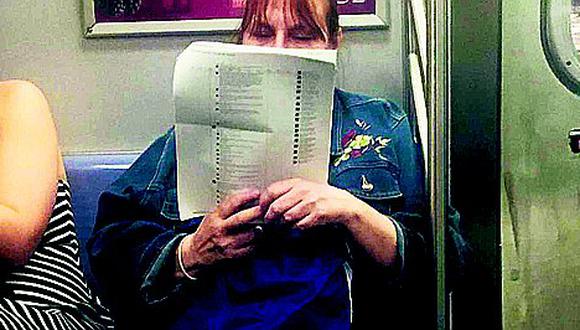 Facebook: Mujer prefiere leer su celular en papel