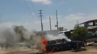 Vehículo se incendia mientras mecánico lo reparaba en un taller de Talara (VIDEO)