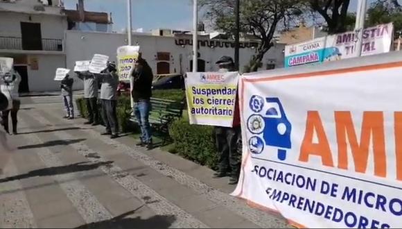 500 microempresarios exigen por licencias de funcionamiento a municipio caymeño 