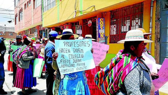 Padres de familia exigen cambio de docentes en el colegio Chapa- Capachica