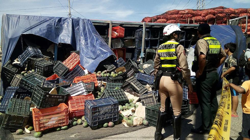 Chiclayo: Camión cargado de mangos se vuelca tras chocar contra un ómnibus (FOTOS)