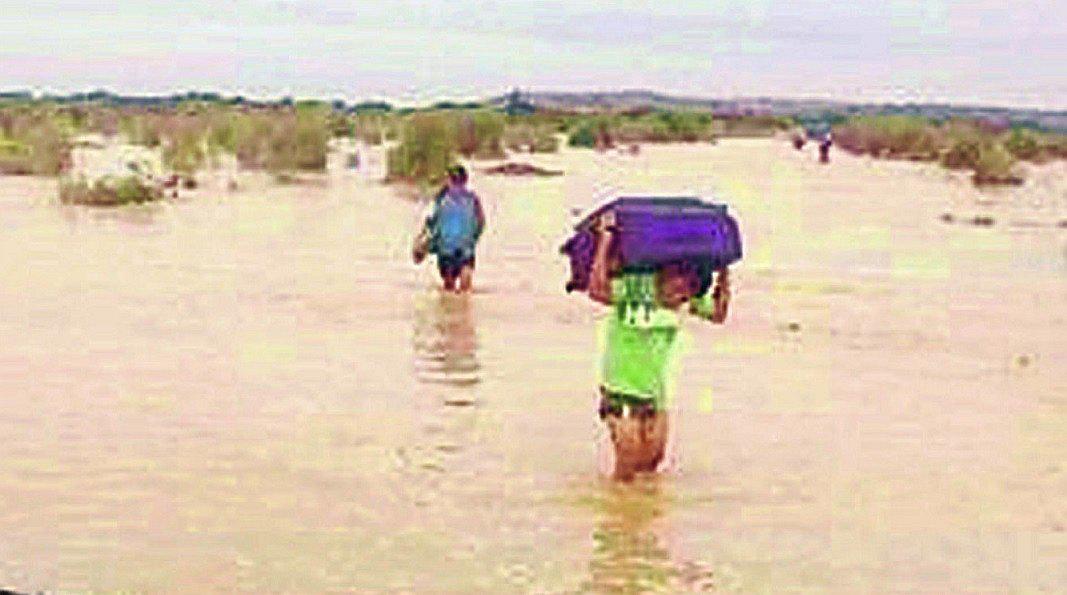 Talara: El distrito de Lobitos está aislado por el desborde de dos quebradas