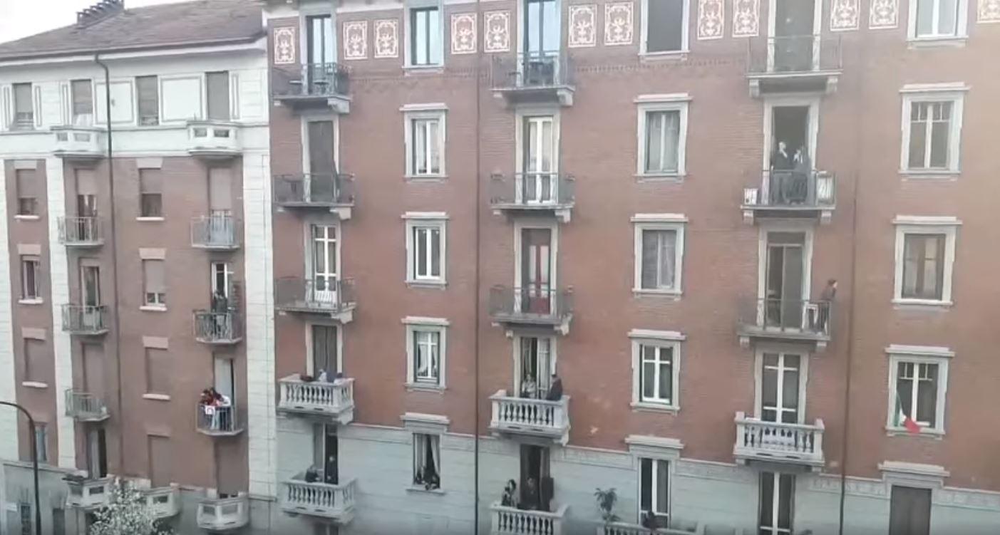 Varios italianos, en cuarentena por las medidas tomadas por su gobierno, salieron a sus balcones durante la reproducción del himno nacional de Perú. (Foto: Facebook/Miguel Onetto)
