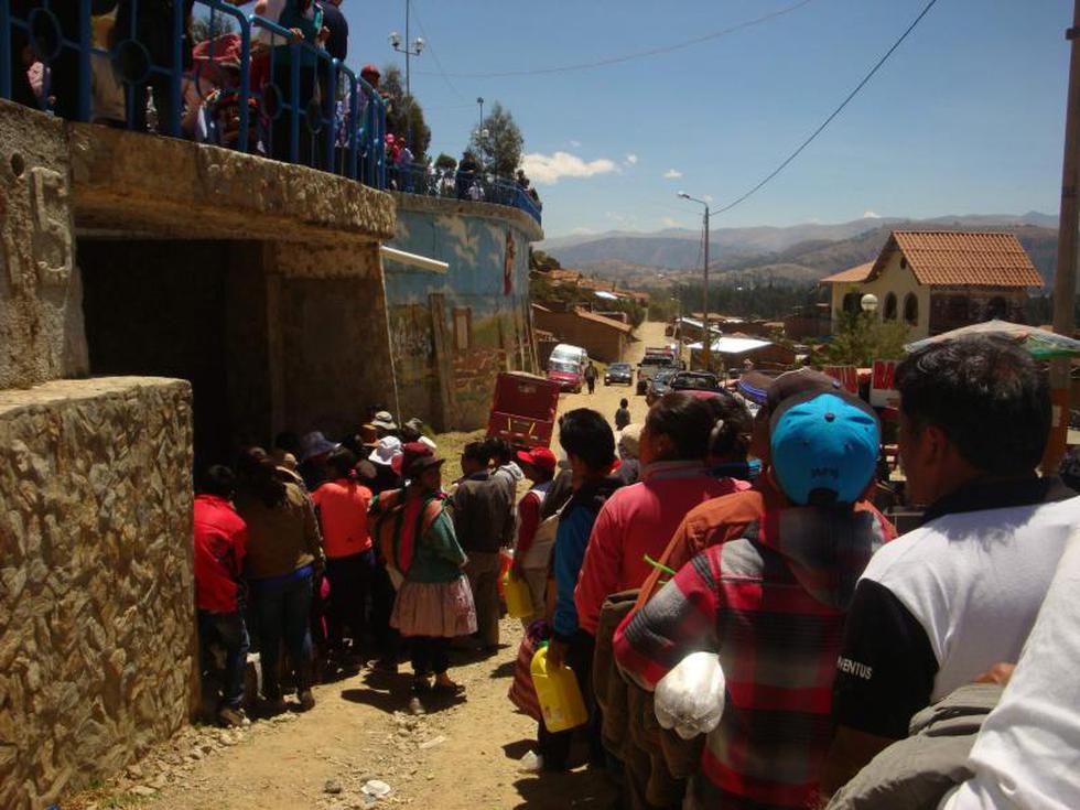 Largas colas por agua de la virgen del Cocharcas (FOTOS)