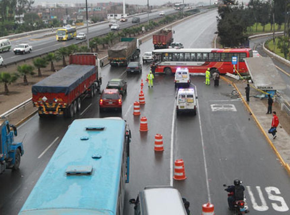 FOTOS: Bus se despista y choca con paradero en la vía de Evitamiento