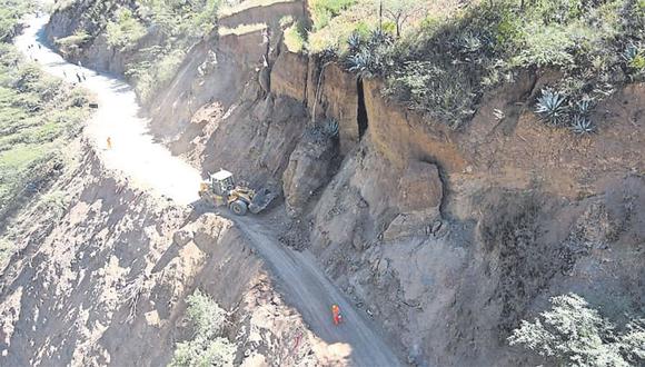 Las víctimas viajaban en una camioneta hacia el distrito de Sihuas cuando se registró un deslizamiento de tierra sobre la carretera.