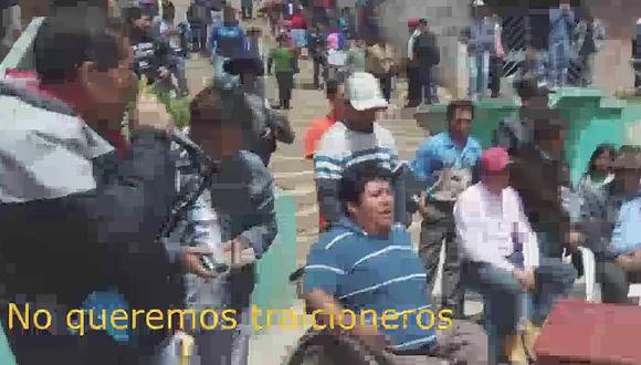 Pobladores de Chavinillo tildan de traicionero a Robinson Aguirre en reunión desarrollada en la plaza 