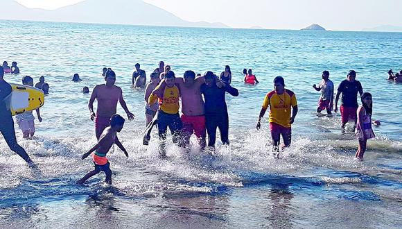 Salvavidas rescatan a once bañistas en diversas playas 