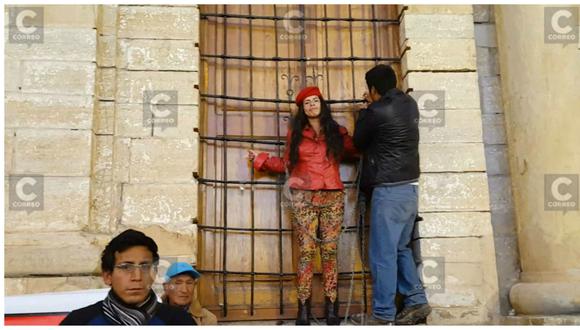 Elecciones 2016: Candidata al Congreso se crucifica en Catedral de Huancayo (VIDEO)