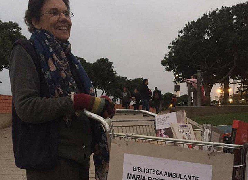 ​Facebook: fotografía de mujer con biblioteca ambulante se hace viral [FOTO]
