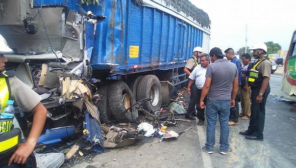 ​Accidente de tránsito: Dos muertos deja choque entre bus y tráiler en la Panamericana Norte
