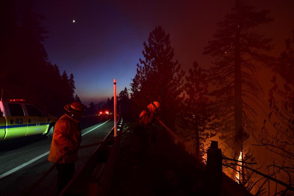 Los bomberos trabajan en el incendio Bobcat en el Bosque Nacional Los Ángeles en California (Estados Unidos). (AFP / Frederic J. BROWN).