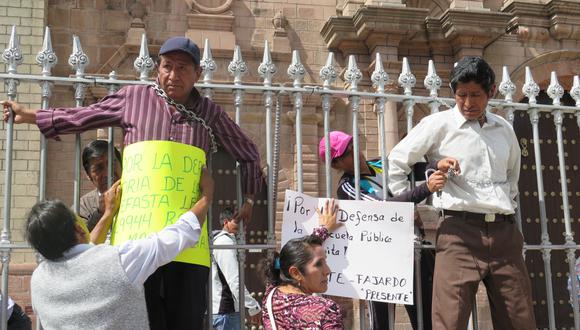 Docentes del Sutep se encadenan en el frontis de la Catedral de Huamanga