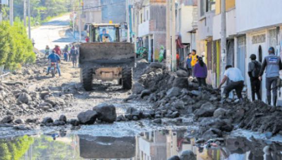 Lodo y piedras cubrieron el asfalto de la avenida principal del sector de Pozo Negro del distrito de Paucarpata. (Foto: GEC)