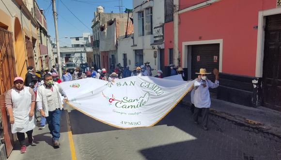 Correo sigue el recorrido de al menos 200 comerciantes que se dirigen a la municipalidad de Arequipa para exigir mejoras en la infraestructura. (Foto: Leonardo Cuito)