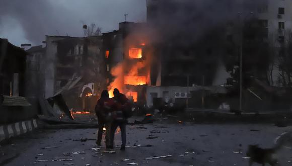 Los edificios quemados que fueron alcanzados por los bombardeos de Rusia en la pequeña ciudad de Borodyanka, cerca de Kiev , Ucrania, el 2 de marzo de 2022. (EFE/EPA/ALISA YAKUBOVYCH).