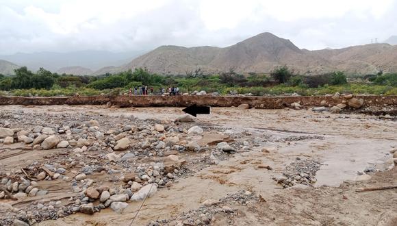 Lluvias intensas han destruido vías y personas ponen en riesgo sus vidas para llegar a pueblos de la zona rural de Chimbote.