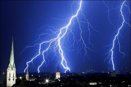 EE.UU: Tormentas dejan sin electricidad a 100 mil personas en Michigan