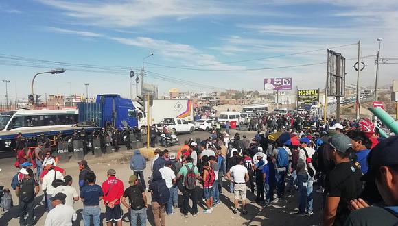 Obreros de Construcción Civil protestan y bloquean calles de Arequipa