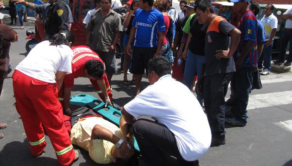 ​Chofer se queda dormido y empotra su automóvil contra un muro de concreto