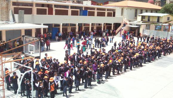 Colegio de Tarma niega ingreso de alumnos por no llevar uniforme 
