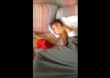 ¿Justin Bieber fue filmado por prostituta mientras dormía en Brasil?