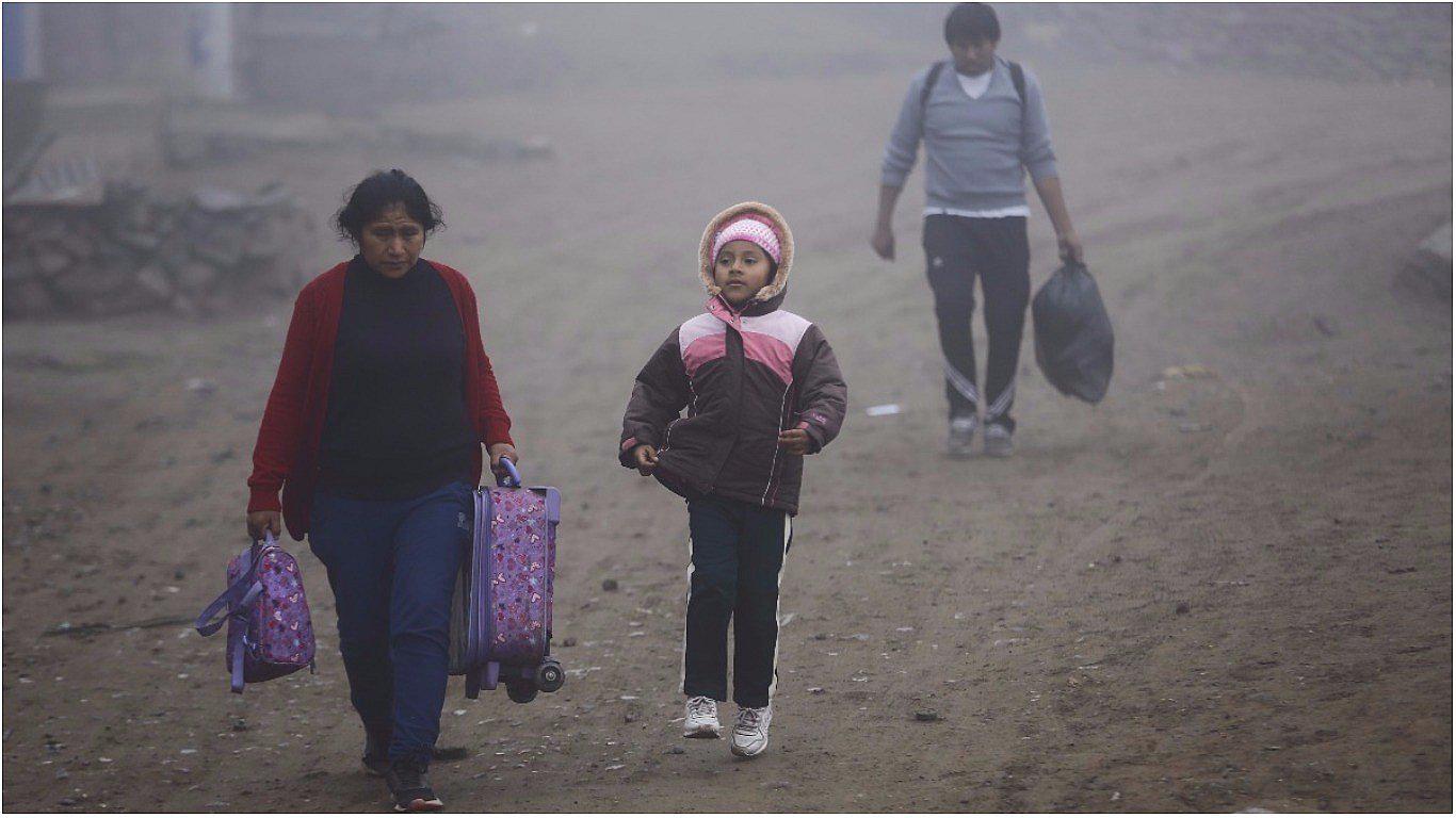 Niños son víctimas de llovizna, humedad y frío en “Ticlio Chico”