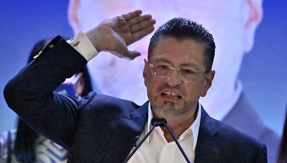 El candidato presidencial costarricense Rodrigo Chaves, del partido Progreso Socialdemócrata, habla en la sede de su campaña después del cierre de las urnas en San José, Costa Rica, el 3 de abril de 2022. (Foto: Luis ACOSTA / AFP)