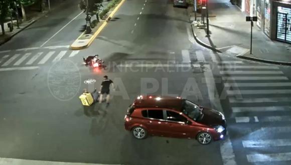 El conductor del auto tuvo la peor reacción: bajó del auto, buscó al repartidor y desplegó su furia con patadas y golpes. (Foto: Municipalidad de La Plata)