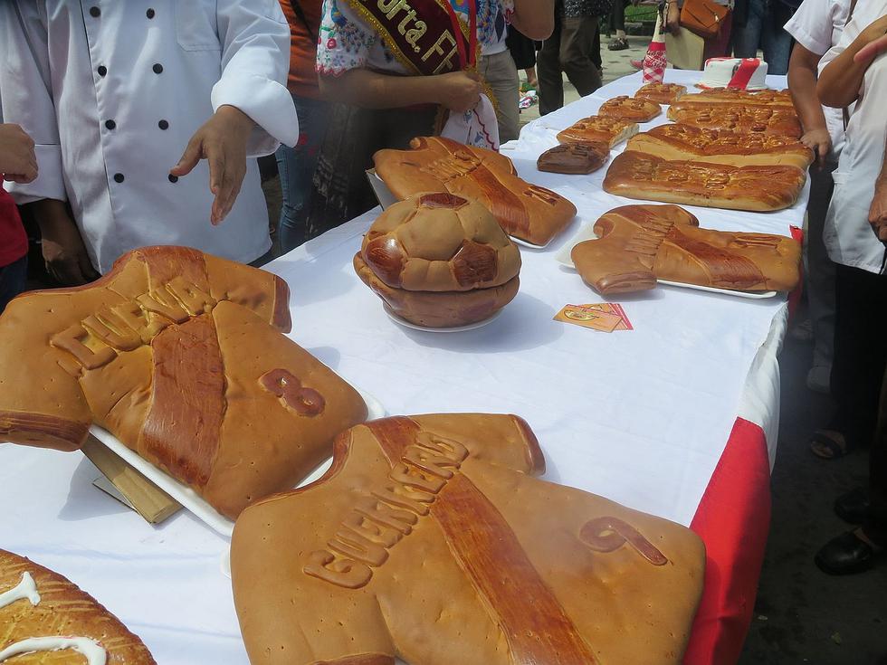Maestros reposteros hacen panes con las camisetas de Guerrero, Farfán, Flores y Cueva
