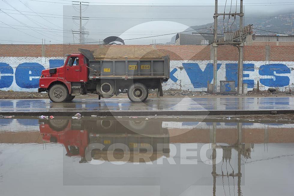 ​Enormes charcos invaden pistas tras intensa lluvia en Lima (FOTOS Y VIDEO) 
