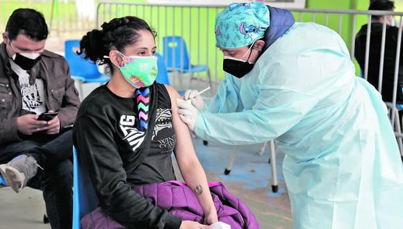 Este domingo el Ministerio de Salud bajó la edad autorizada para recibir la primera dosis contra el coronavirus; sin embargo no todos los centros de vacunación están respetando eso. (Foto referencial: GEC)