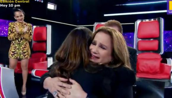 La cantante del dúo Pimpinela llora al ser sorprendida por su hija. (Foto: Captura Latina).
