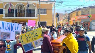 Familiares de  fallecidos en accidente en Carretera Central protestan cargando ataúd frente a Corte Superior de Justicia de Huánuco